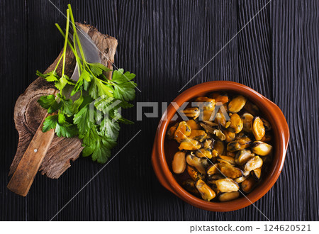 Fried mussels in brawn bowl 124620521