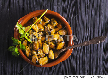 Fried mussels in brawn bowl 124620522