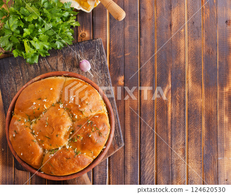 homemade bread with fresh garlic 124620530