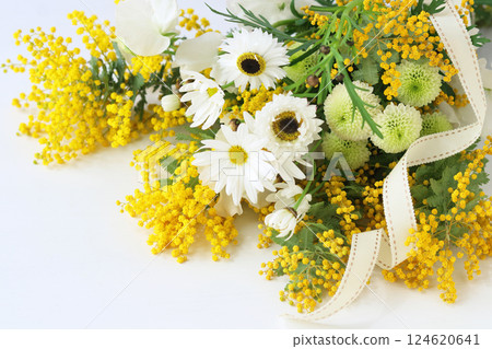 Mimosa and daisy flower arrangement 124620641