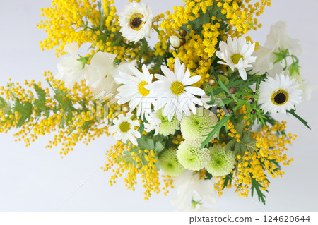 Mimosa and daisy flower arrangement Mimosa and daisy flower arrangement 124620644