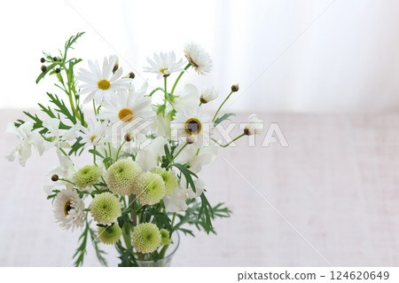 White bouquet with daisies 124620649