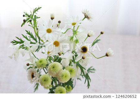 White bouquet with daisies 124620652