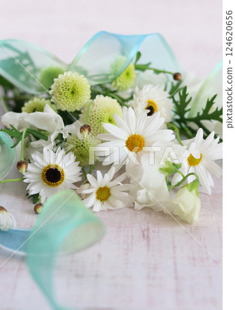 White bouquet with daisies 124620656