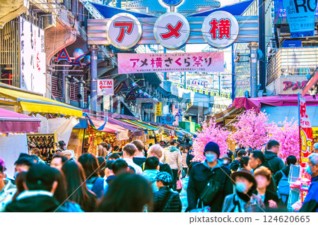 日本東京城市景觀 XEC 股票...入境旅遊持續...阿美橫町擠滿外國遊客 = 2025 年 3 月 17 日 124620665