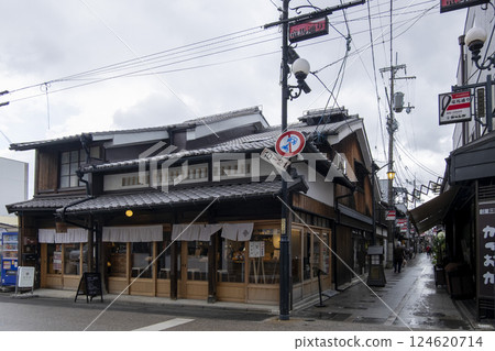 京都、伏見：「龍馬通商店街」的街道 124620714