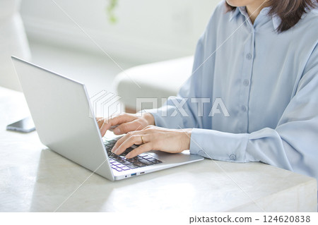 在客廳裡使用電腦的中年女人 124620838