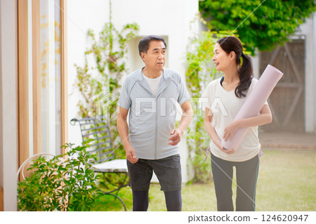 Smiling senior couple having a conversation in sportswear 124620947