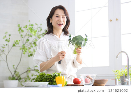 Middle woman cooking in the kitchen 124621092