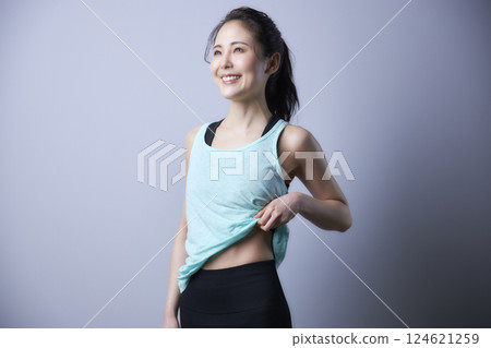 Young woman in sportswear 124621259