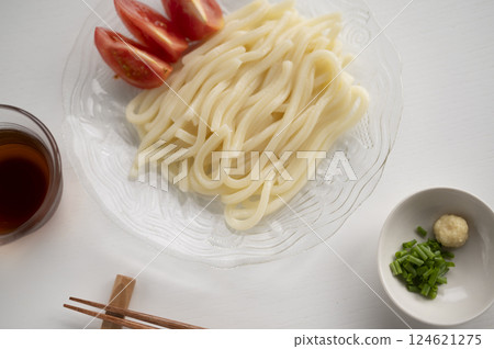 Refreshingly chilled udon noodles in summer 124621275