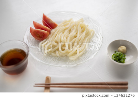Refreshingly chilled udon noodles in summer 124621276
