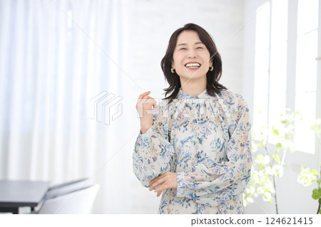 一位身穿花襯衫、微笑的中年婦女 一位身穿花襯衫、微笑的中年婦女 124621415