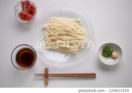 Refreshingly chilled udon noodles in summer 124621439
