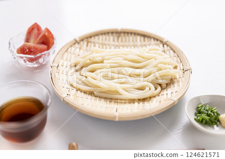 Refreshingly chilled udon noodles in summer 124621571