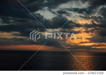 Beautiful scenery sea on the horizon with clouds at sunset Beautiful scenery sea on the horizon with clouds at sunset 124621588