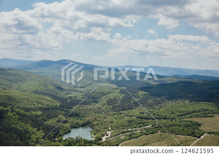 Beautiful scenery from the top of the cliff to the mountain forest 124621595