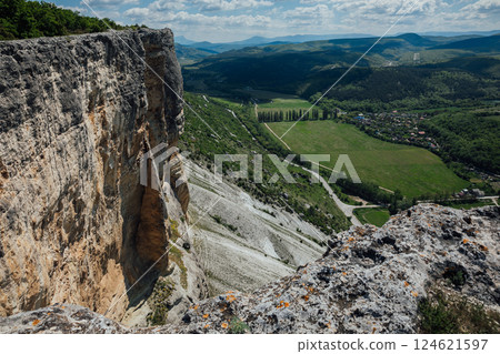 Beautiful scenery from the top of the cliff to the mountain forest 124621597