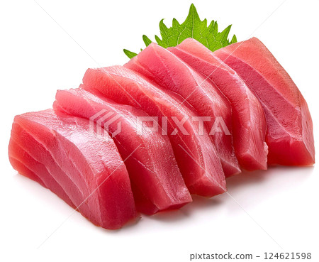 鮪魚生魚片。白色背景。 124621598