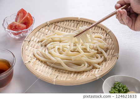 Eat refreshing zaru udon in summer Eat refreshing zaru udon in summer 124621633