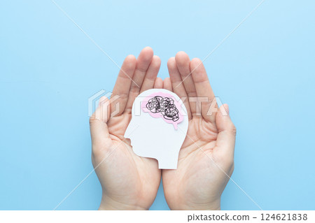 Human head with brain as tangled messy single line on blue background. Concept of mental disorder, ADHD symptom, finding solution, chaotic thinking process, confused mind. Mental health care. 124621838