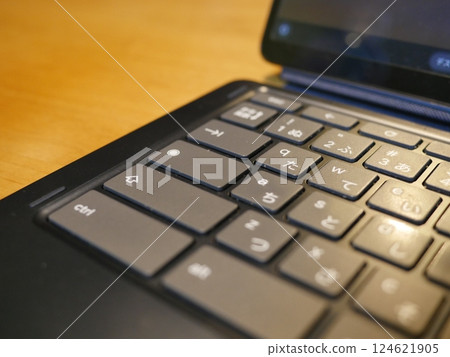 背景中的電腦 複製工作空間 124621905
