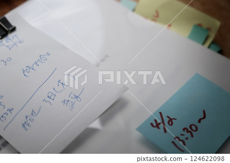 透明文件夾中的一份文件上附有一張潦草的便條 124622098