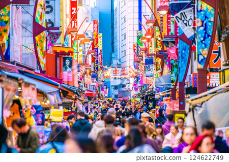 Tokyo cityscape in Japan XEC stocks... Inbound tourism continues... Kami-Naka, parallel to Ameyoko bustling with foreign tourists... A ray of hope Tokyo cityscape in Japan XEC stocks... Inbound tourism continues... Kami-Naka, parallel to Ameyoko bustling with foreign tourists... A ray of hope 124622749