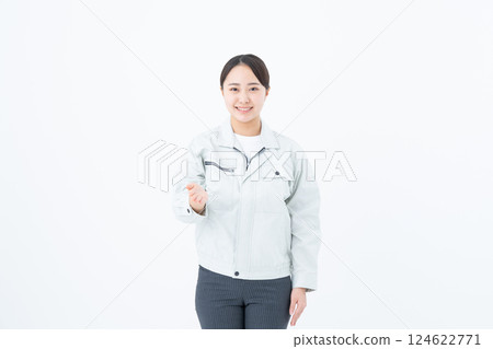 工人的年輕女子 124622771