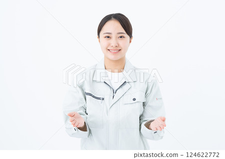 工人的年輕女子 124622772