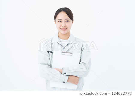 工人的年輕女子 124622773