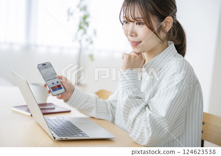 Investing woman Investing woman 124623538