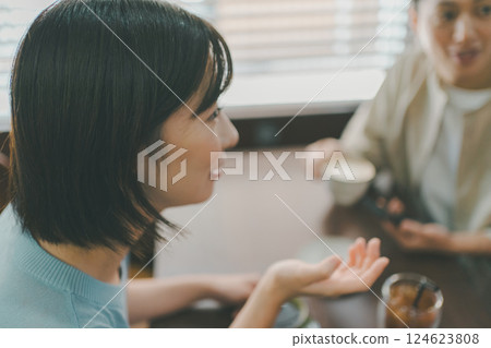 coffee shop, cafe, cafeteria 124623808