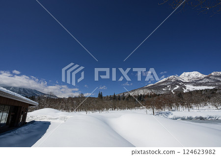 晴朗的冬季 妙高高原白雪皚皚 伊森池結冰 妙高山和黑姬山被雲霧籠罩 124623982