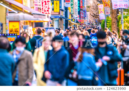 東京城市景觀，日本 XEC 股票...入境旅遊持續......秋葉原擠滿了外國遊客。另一個穿著男子氣概服裝的日本人… 124623990