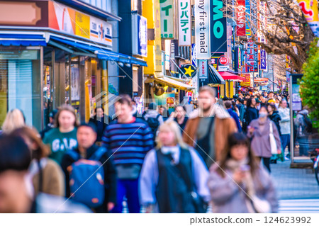 東京城市景觀，日本 XEC 股票...入境旅遊持續......秋葉原擠滿了外國遊客。另一個穿著男子氣概服裝的日本人… 124623992