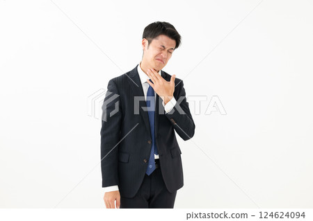 A man in poor physical condition　 124624094