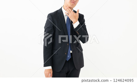 A man in poor physical condition　 124624095