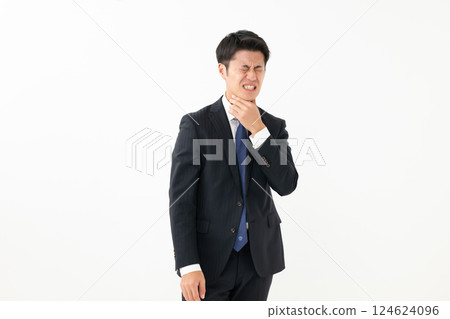 A man in poor physical condition　 124624096