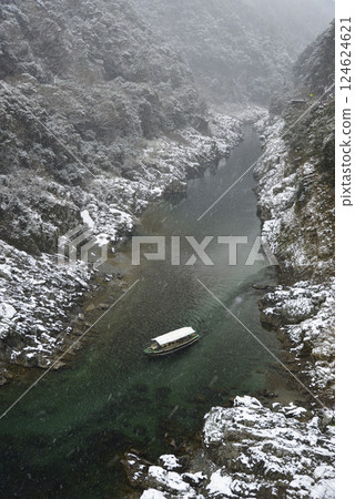 A sightseeing boat sailing down the snowy Oboke Gorge Konpirase A sightseeing boat sailing down the snowy Oboke Gorge Konpirase 124624621