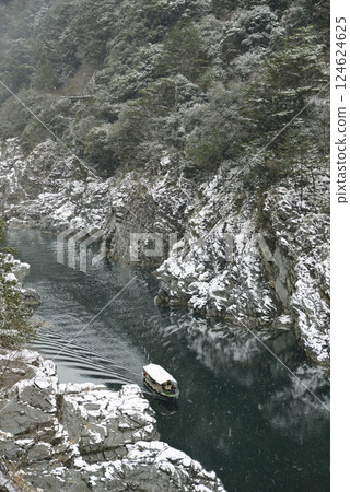 A sightseeing boat ride up the snowy Oboke Gorge 124624625