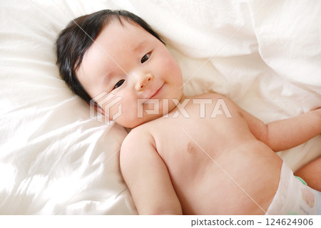 微笑的嬰兒害羞 124624906