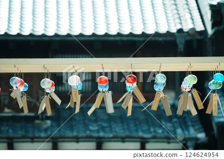 Many wind chimes 124624954