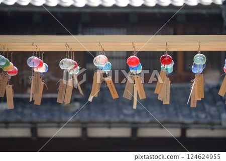 Scenery with wind chimes 124624955