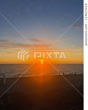 Red sun setting over the sea Red sun setting over the sea 124625018