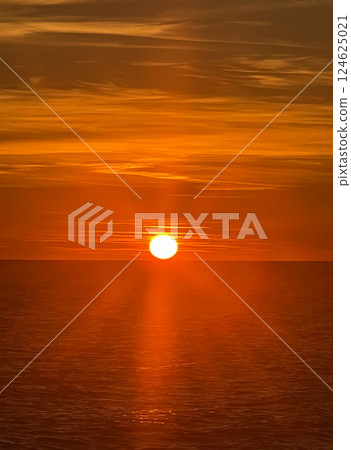 Red sun setting over the sea Red sun setting over the sea 124625021