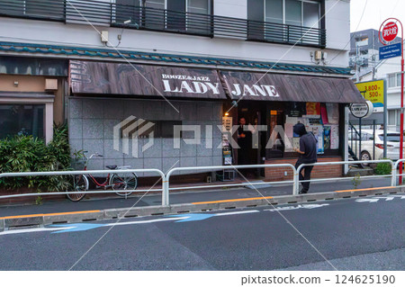 A legendary jazz bar that has been in the residential area of Shimokitazawa for a long time 124625190
