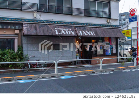 A legendary jazz bar that has been in the residential area of Shimokitazawa for a long time 124625192
