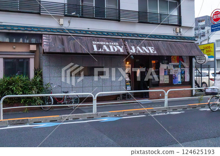 A legendary jazz bar that has been in the residential area of Shimokitazawa for a long time A legendary jazz bar that has been in the residential area of Shimokitazawa for a long time 124625193