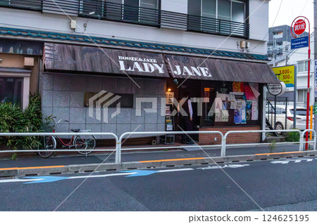 A legendary jazz bar that has been in the residential area of Shimokitazawa for a long time 124625195